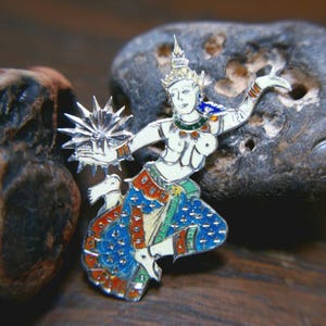 Seltene Siam Sterling Silber Manimekhala Cloisonne Brosche - Siam Göttin Silber Brosche - Sterling Silber Bunte Cloisonne Göttin Brosche