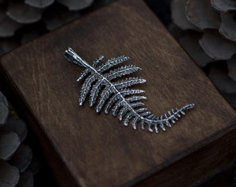 Collar de plata de ley con diseño de hoja de helecho: colgante botánico inspirado en el bosque.