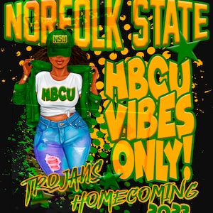 Puede incluir: Un diseño gráfico con una mujer que lleva una chaqueta verde, una camiseta blanca con la inscripción "HBCU", unos vaqueros azules y una gorra de béisbol negra y verde con la inscripción "NSU". El fondo es negro con lunares amarillos y verdes y el texto "Norfolk State HBCU Vibes Only! Trojans Homecoming 2023".