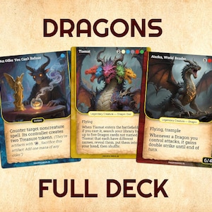 Puede incluir: Tres cartas coleccionables de fantasía con ilustraciones de dragones. Las cartas presentan el texto "DRAGONS" y "FULL DECK". Una carta representa un dragón de múltiples cabezas, otra muestra un dragón con un demonio, y la tercera muestra un dragón con un fondo oscuro.