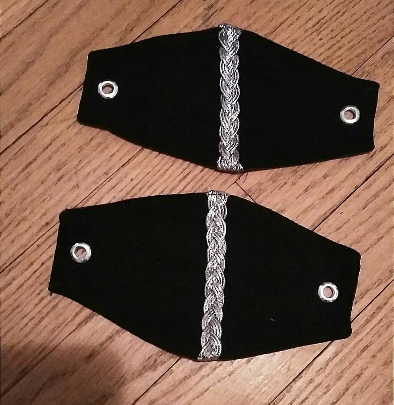 Black Wrist Gauntlets e Silver Metallic Braided Trim