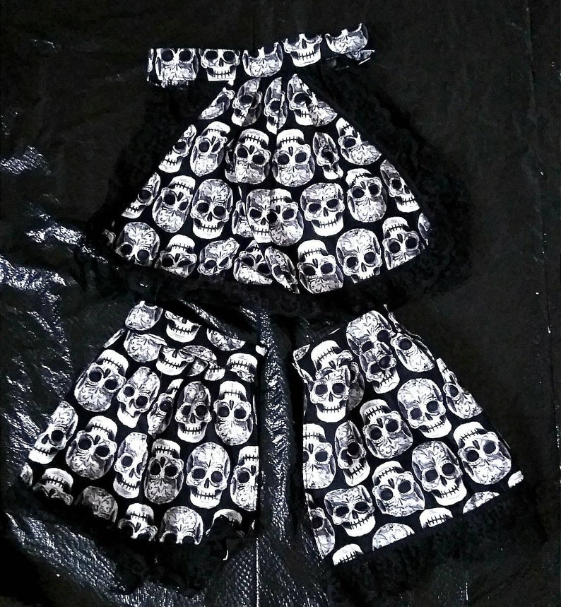 SKULLS AND LACE 1-Tiered Jabot /& Cuff Set Lace Accent Edwardian Ball Accessory