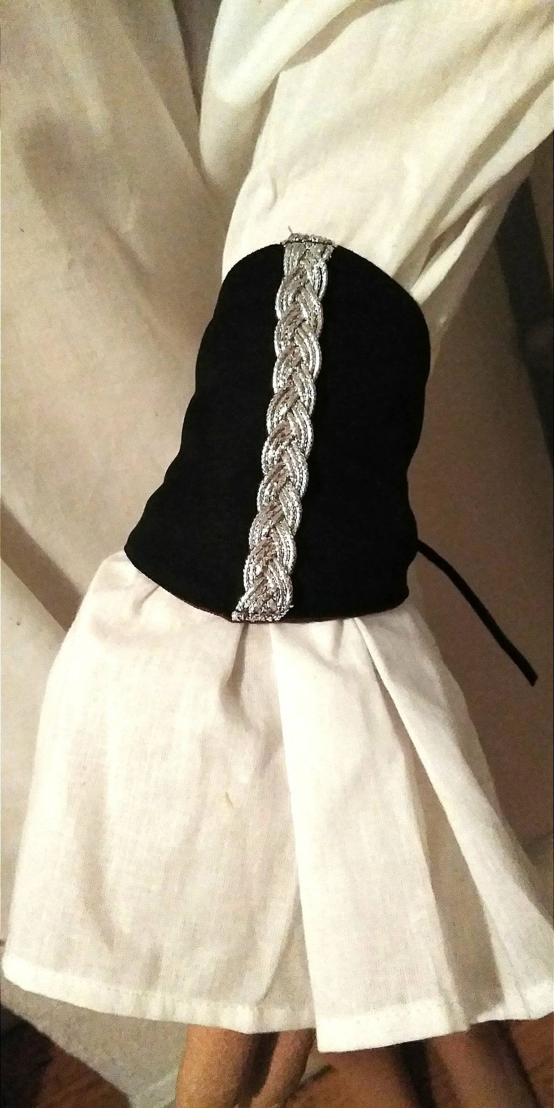 Black Wrist Gauntlets e Silver Metallic Braided Trim
