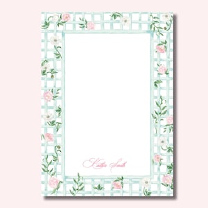 Könnte beinhalten: Aquarell-Briefpapier mit hellblauem Gittermuster. Das Gitter ist mit rosa und weißen Blumen und grünen Blättern verziert. Der Name "Kaitlyn Smith" ist unten in Kursivschrift geschrieben. Der Hintergrund ist zartrosa.
