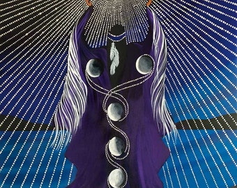 Puede incluir: Pintura abstracta con una figura central púrpura oscuro, adornada con fases lunares y un halo de puntos blancos sobre un fondo negro y azul. Líneas blancas similares a cabello enmarcan la figura, con un círculo negro en la parte superior.