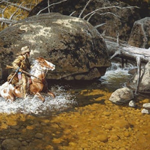 Può includere: Un dipinto a olio raffigura una persona a cavallo che attraversa un ruscello poco profondo e roccioso. Il cavallo è marrone chiaro e bianco, e il cavaliere indossa un cappello e porta un fucile. Grandi massi e un tronco d'albero caduto sono sullo sfondo.