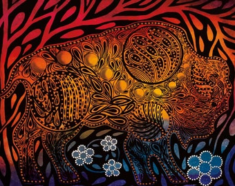 Puede incluir: Una pintura vibrante de un bisonte, representada en tonos cálidos de naranja, amarillo y negro. El bisonte está adornado con patrones intrincados y acentos circulares. El fondo presenta follaje estilizado en rojo y negro, con acentos florales azules y blancos.