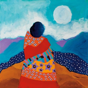 Puede incluir: Pintura abstracta que representa una figura con una prenda estampada en rojo y naranja, de espaldas. El fondo presenta un cielo azul, una gran luna blanca y montañas moradas y azules. La obra de arte tiene un estilo de arte popular.