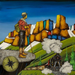 Peut inclure: Une peinture colorée représente un randonneur avec un sac à dos et un bâton de marche, contemplant une chaîne de montagnes. Un train fume le long des rails en contrebas. Une boussole est au premier plan. L'œuvre présente un ciel bleu et des collines vertes.