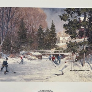 以下が含まれることがあります： 冬の風景画。凍った川でホッケーの試合が行われている。赤と青のジャージを着た選手たちがホッケーをしている。橋が川を渡り、雪が土手と木々を覆っている。背景には赤い建物が見える。