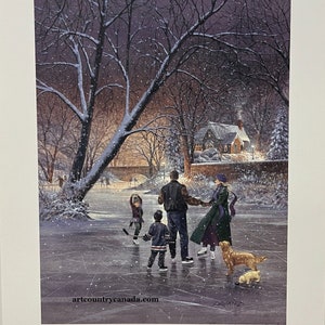 以下が含まれることがあります： 「Ice Dancer」というタイトルの冬の風景版画は、凍った池でスケートをする家族を描いています。このアートワークは、家、木、降雪を特徴としています。2匹の犬もいます。この版画は1430/1950と番号が付けられています。