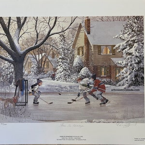 Può includere: Una stampa di una scena invernale intitolata "Home Ice Advantage" raffigura bambini che giocano a hockey su un laghetto ghiacciato. L'opera presenta un paesaggio innevato con case, alberi e un cane. La stampa ha il testo "artcountrycanada.com".