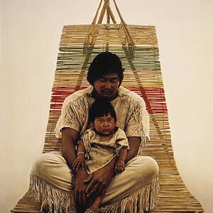Puede incluir: Una pintura representa a una persona y un niño sentados frente a una estructura tejida que se asemeja a un tipi. La persona, con cabello oscuro, sostiene al niño. La estructura está hecha de juncos tejidos con rayas rojas, verdes y amarillas. Las figuras visten ropa clara.