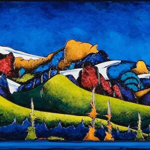 Pode incluir: Uma pintura de paisagem vibrante com montanhas estilizadas, árvores e um corpo de água. A obra de arte usa cores vibrantes como azul, amarelo, vermelho e verde para retratar uma vista panorâmica. A pintura tem um estilo gráfico moderno.