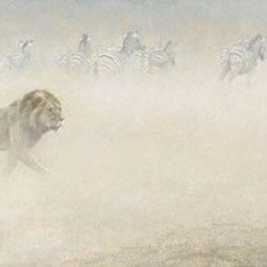 Pode incluir: Pintura de um leão perseguindo zebras em um campo empoeirado. O leão, com uma juba dourada, está em primeiro plano, enquanto as zebras estão parcialmente obscurecidas pela poeira ao fundo. A obra de arte tem uma paleta de cores suaves.