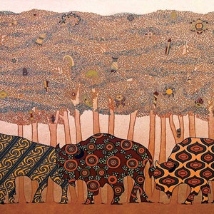 Könnte beinhalten: Eine künstlerische Illustration zeigt drei Büffel, die in einer Reihe gehen, jeder mit einzigartigen Mustern in Braun-, Orange- und Gelbtönen. Der Hintergrund zeigt einen Wald mit Bäumen und dekorativen Elementen.