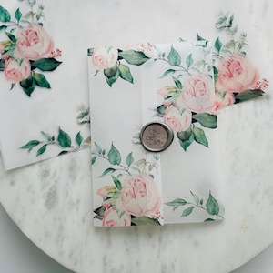 Giacca in pergamena floreale rosa per inviti di nozze 5x7, involucro in pergamena stampata, inviti di nozze pergamena, manica in pergamena, carta pergamena stampata