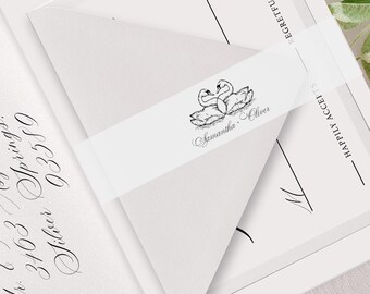 結婚式招待状用のパーソナライズされた白鳥のベラム製ベリーバンド、カップルの名前入りカスタム招待状包装、エレガントなウェディングステーショナリー