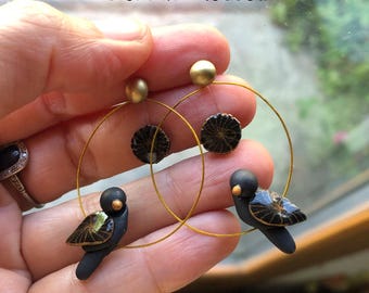 Schwarze und goldene Vogelohrringe im Art-déco-Stil, Edelstahlfassung