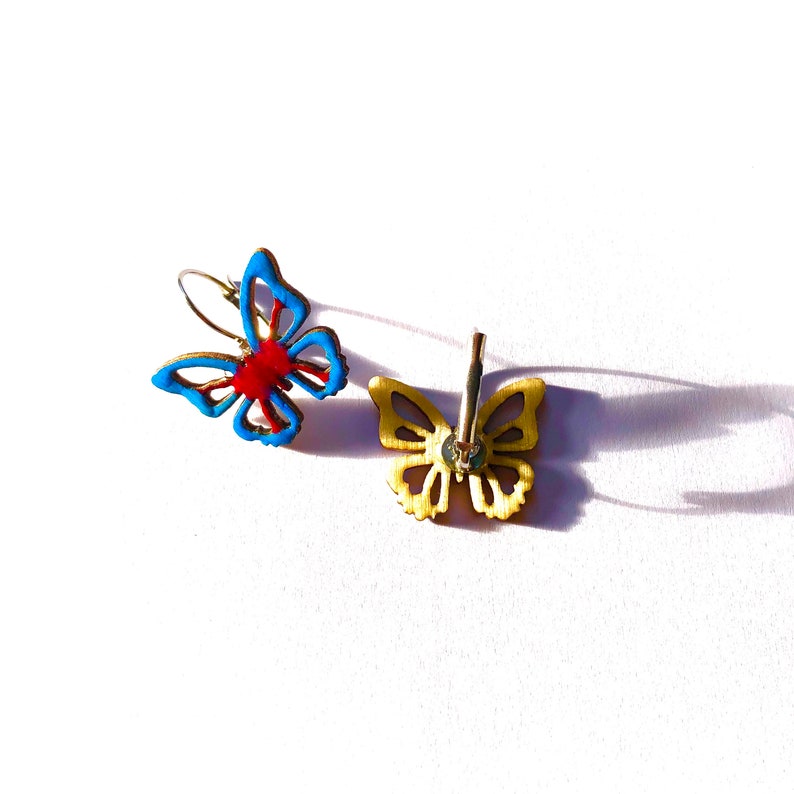 Boucles d'oreilles papillon en bois peint, bleu, fushia et rouge, dormeuses oreilles percées image 2