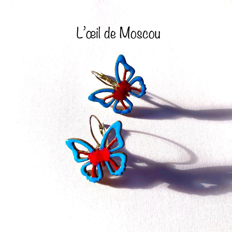 Boucles d'oreilles papillon en bois peint, bleu, fushia et rouge, dormeuses oreilles percées image 1