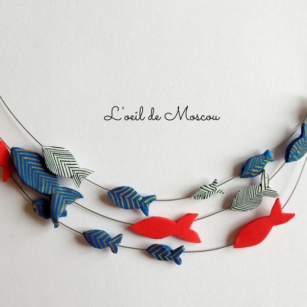 collier de créateur, banc de poissons rouges bleus et rayés, éléments modelés à la main