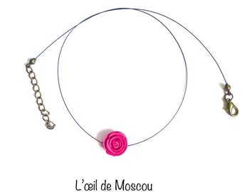 Collier, une rose, fil noir