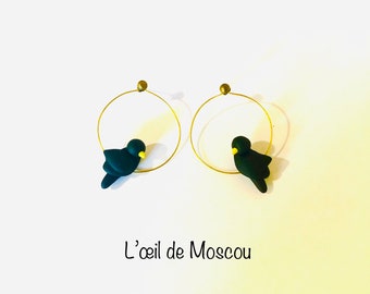 boucles d'oreilles, oiseau noir corbeau sur son perchoir, modelé à la main