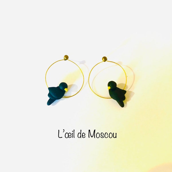 boucles d'oreilles, oiseau noir corbeau sur son perchoir, modelé à la main