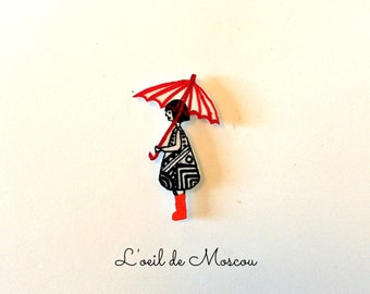 pin's design original, dessiné à la main sur plastique fou, motif dame au parapluie