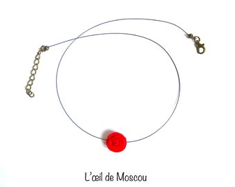 Collar, una rosa roja, hilo negro