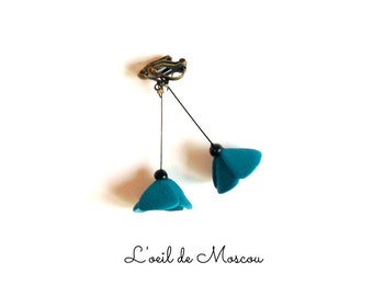 clips d'oreilles fleurs bleues en toute simplicité