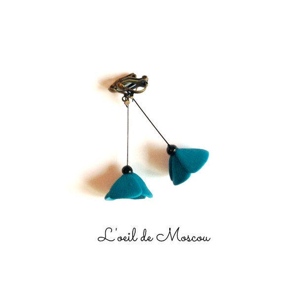 clips d'oreilles fleurs bleues en toute simplicité