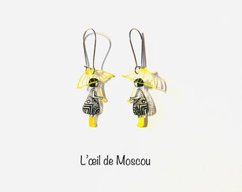 Pendientes “las señoritas del paraguas amarillo” creación artesanal, plástico retráctil