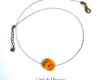 Collier, une rose jaune moutarde, paillettes, fil noir