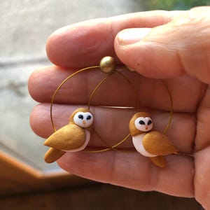 メンフクロウのイヤリング、ホワイト＆ゴールド、ステンレススチール製