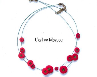 collier de coquelicots couleur rouge cerise, fil vert forêt, deux rangs, simple et joli