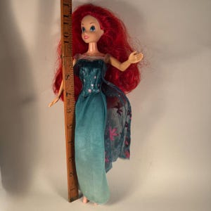Lalka Disney Ariel w sukni Elsy na przyjęcie urodzinowe z Krainy Lodu zdjęcie 5