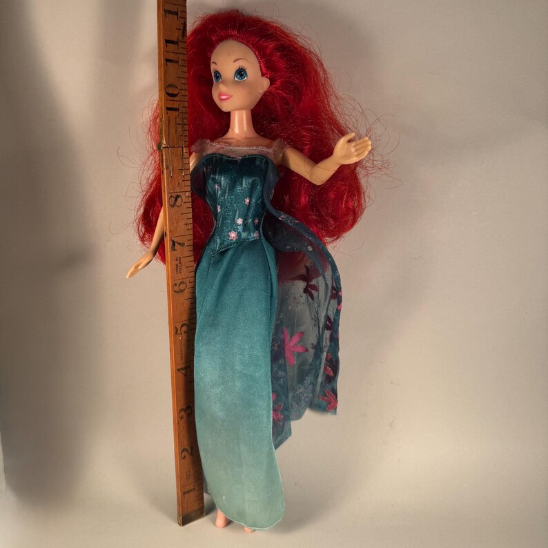 Lalka Disney Ariel w sukni Elsy na przyjęcie urodzinowe z Krainy Lodu zdjęcie 5