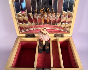 1950er Jahre japanische lackierte Schmuckschatulle mit Schlüssel. Spielwerk funktioniert nicht