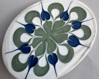 1960er 70er Jahre handgefertigte Keramikbrosche in salbeigrün & kobaltblauem Wirbeldesign