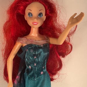Lalka Disney Ariel w sukni Elsy na przyjęcie urodzinowe z Krainy Lodu zdjęcie 2