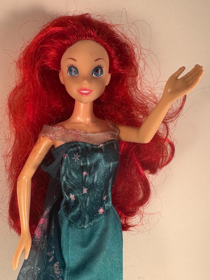 Lalka Disney Ariel w sukni Elsy na przyjęcie urodzinowe z Krainy Lodu zdjęcie 2