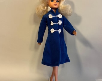 Płaszcz dla lalki Sindy w stylu vintage Faerie Glen, w kolorze królewskiego błękitu z guzikami w stokrotki