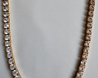Vintage 1980er Tennis Halskette Helle österreichische Diamantschliff-Kristalle in 18k vergoldeten Gliedern.