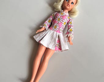 Blonde trendige Mädchen Pedigree Sindy Doll 1973 Schöne lebhafte Kleid