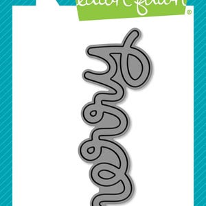 Könnte beinhalten: Eine graue Metallstanze des Wortes "Merry" in einer Schreibschrift. Die Stanzform stammt von Lawn Fawn, einem Unternehmen für individuelle Bastelstanzen. Das Bild enthält auch ein Cartoon-Hirsch und den Text "lawn cuts custom craft dies".