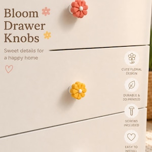 Puede incluir: Una cómoda blanca con tres pomos de cajón en forma de flor en color coral, amarillo y blanco. El texto en la cómoda dice: Bloom Drawer Knobs, Sweet details for a happy home, Cute floral design, Durable & 3D printed, Screws included, Easy to install, Interchangeable knobs.