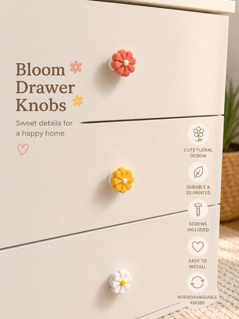 K&ouml;nnte beinhalten: Eine wei&szlig;e Kommode mit drei blumenf&ouml;rmigen Schubladenkn&ouml;pfen in Koralle, Gelb und Wei&szlig;. Der Text auf der Kommode lautet: Bloom Drawer Knobs, Sweet details for a happy home, Cute floral design, Durable & 3D printed, Screws included, Easy to install, Interchangeable knobs.