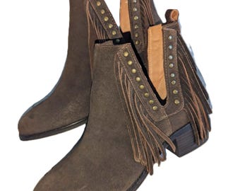MYRA Brown Suede Fringed & Studded Western Ankle Boots / Booties / Shooties ~ Size 9